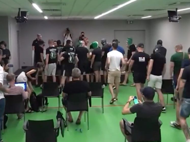Bizar: Hooligans verjagen trainer Albert Riera bij presentatie