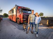 Hans en Vera uit Rijssen wonen straks zuinig in zelfgebouwde ‘oliebol­len­kraam’: ‘Maar 16 euro per jaar kwijt aan gas’