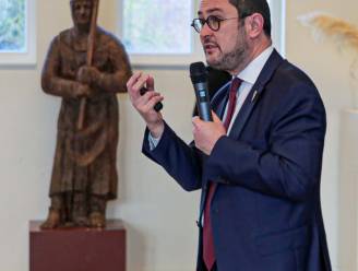 Middeleeuwse strijder met goedendag ‘bewaakt’ minister Van Quickenborne, op bezoek in Guldensporencollege