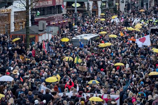 Zondag kwamen duizenden mensen samen op het museumplein in Amsterdam om te protesteren tegen de coronamaatregelen. 