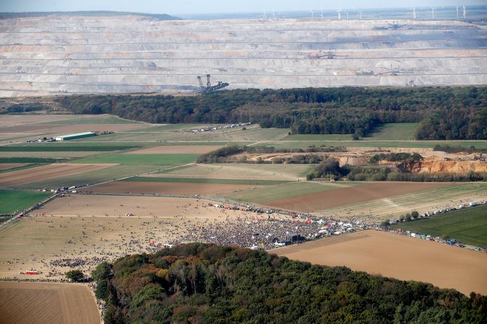 In het Bos van Hambach, in het westen van Duitsland, zijn vandaag duizenden manifestanten samengekomen om te protesteren tegen ontbossing om de ontginning van bruinkool mogelijk te maken.