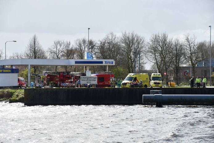 Hulpverleners bij het kanaal door Walcheren, waar een boot is gezonken.
