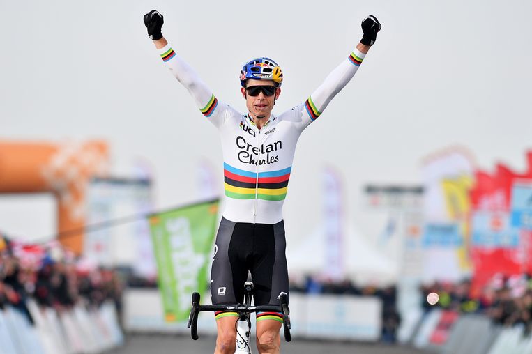 Vriendin Wout Van Aert slaapt traditiegetrouw in trui van ...