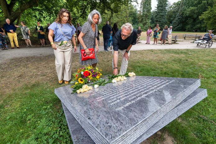 Bunga ditempatkan di salah satu sisi granit dengan cerita orang-orang Indo-Belanda dari monumen 'Sava Belanda' di Sacre Coeur Park, Arnhem.