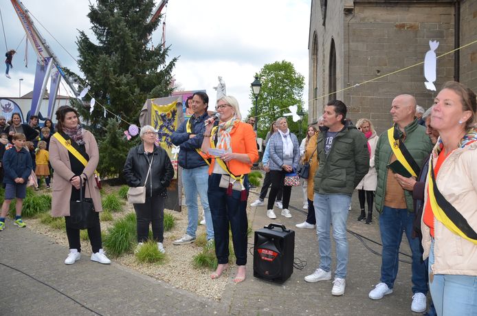 De officiële inhuldiging van het Trek Maria-plein in Denderhoutem.