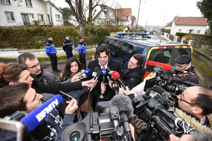 Meester Randall Schwerdorffer spreekt de pers toe voor de woning van zijn cliënt in Gray.