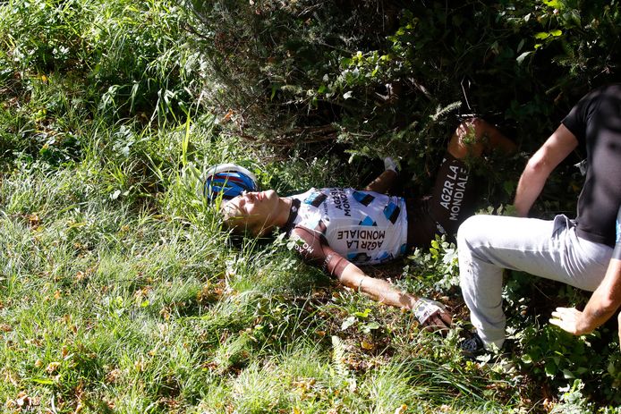 Bakelants, kermend van de pijn na zijn val in de Ronde van Lombardije.