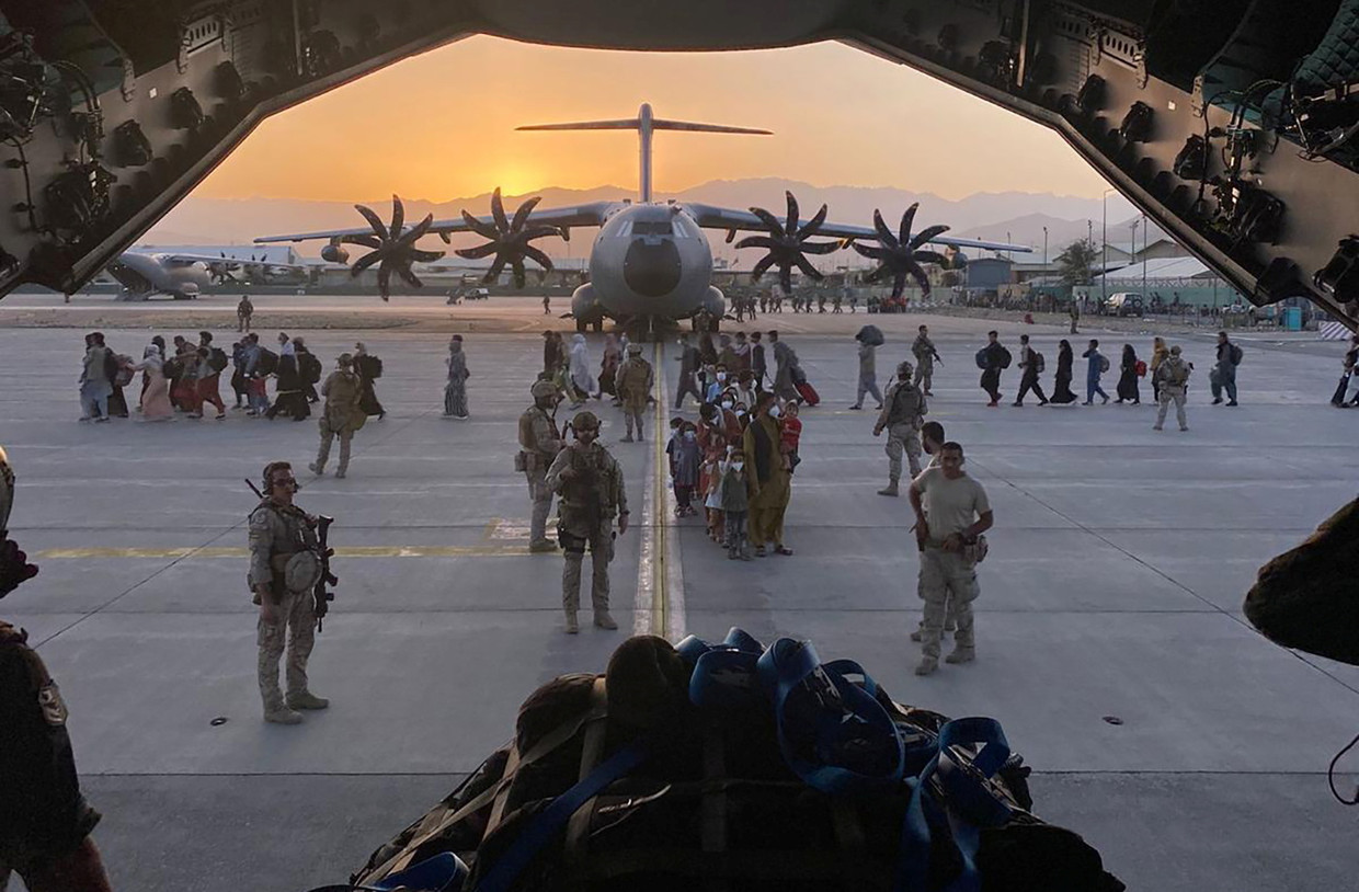 De evacuatie van Afghaanse medewerkers, hun familie, Spaanse militairen en leden van het Spaanse ambassadepersoneel op het vliegveld van Kaboel. Beeld REUTERS