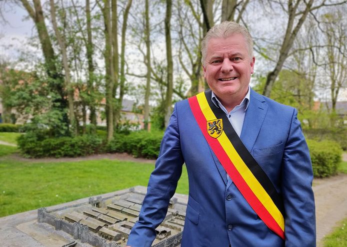 Burgemeester van Oudenburg Anthony Dumarey (Open Vld) zet binnen een maand een stapje terug.