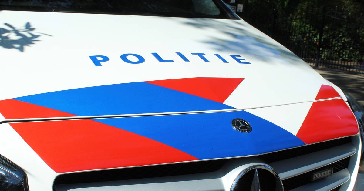 Vrouw rijdt door na aanrijding op rotonde in Nijverdal, politie zoekt getuigen.