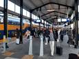 Reizigers op treinstation Almelo.