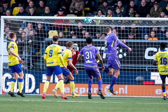 Desastreus debuut Ultee, SC Cambuur in degradatiekraker weggespeeld door FC  Volendam | Eredivisie | AD.nl