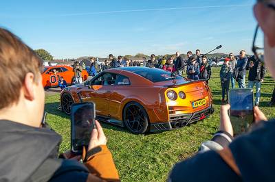 Bergenaar Leslie steelt op Hart voor Auto’s de show met zijn vuurspugende knaloranje Nissan GT-R