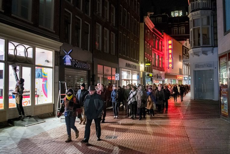 Gelovigen tijdens de Stille Omgang, hier op de Nieuwendijk in Amsterdam. Beeld Bram Petraeus