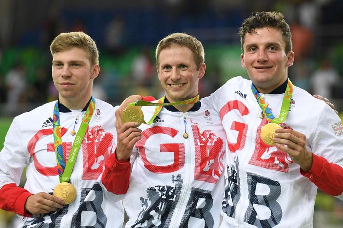Van links naar rechts: Philip Hindes, Jason Kenny en Callum Skinner na hun gouden medaille op de teamsprint in Rio.