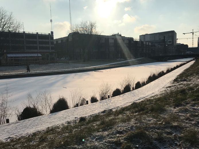 Sneeuw op de bevroren Daalsesingel.