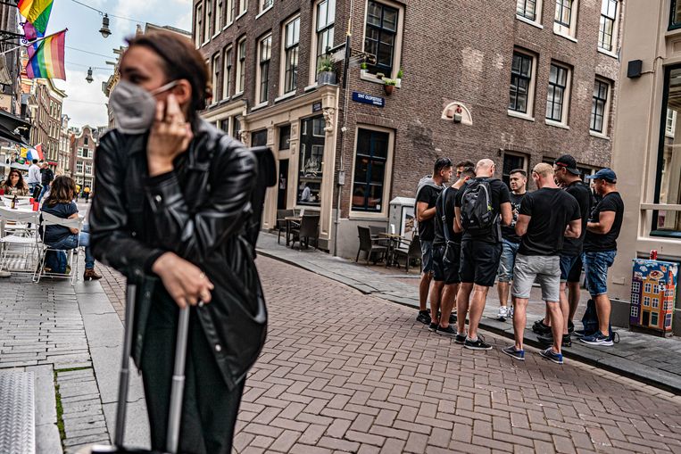 I turisti da casa e dall'estero sono tornati a Zeedijk ad Amsterdam.  Statua di Joris van Genip