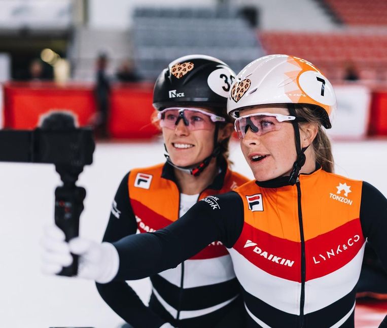 Shorttrackers Yara van Kerkhof en Rianne de Vries nemen een selfie. Het advies aan olympische sporters is om niet de eigen smartphone mee te nemen naar de Winterspelen, maar een ‘schone’. Beeld privébeeld
