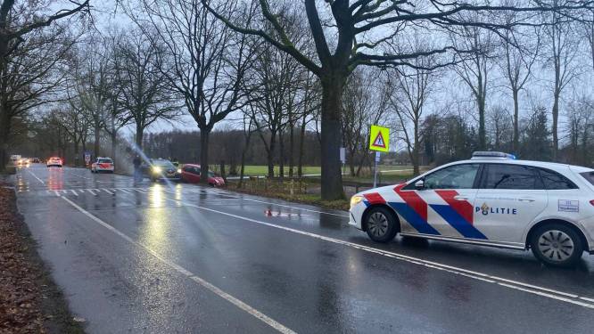 Auto belandt in sloot na ongeluk in Hengelo