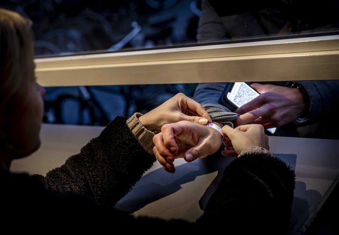 Polsbandjes zijn in andere steden, waaronder Hengelo, al geïntroduceerd.