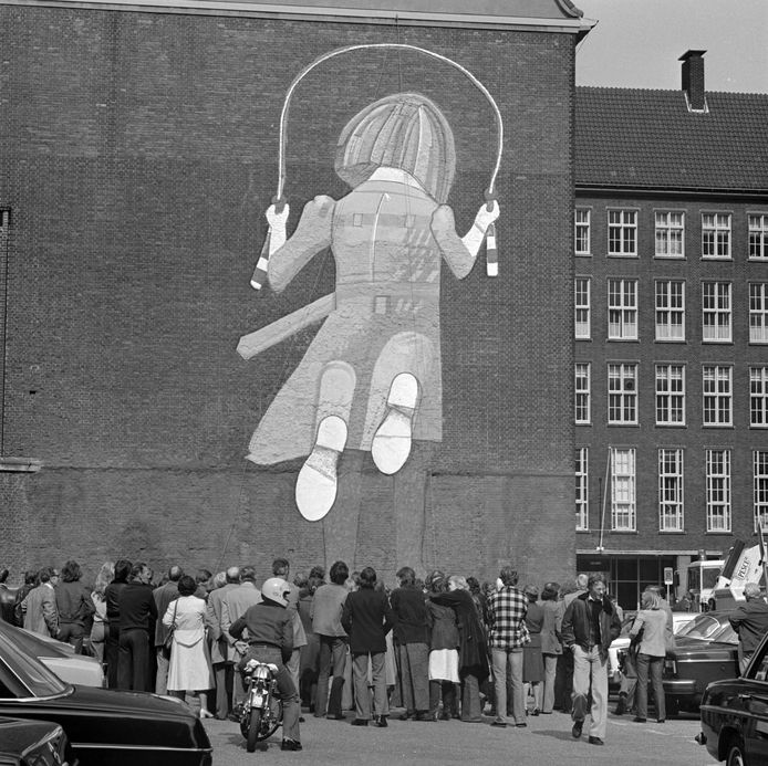 In 1976 werd van zijn hand Co Westerik dit kunstwerk 'het Touwspringende meisje' onthuld. heeft jaren de wand van politiebureau Haagseveer gesierd tot aan de sloop.