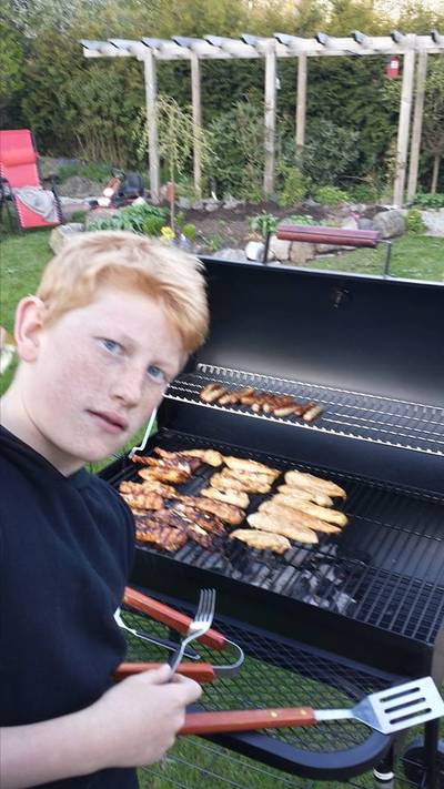 Zweedse agent breekt arm van autistische jongen die cowboytje speelt