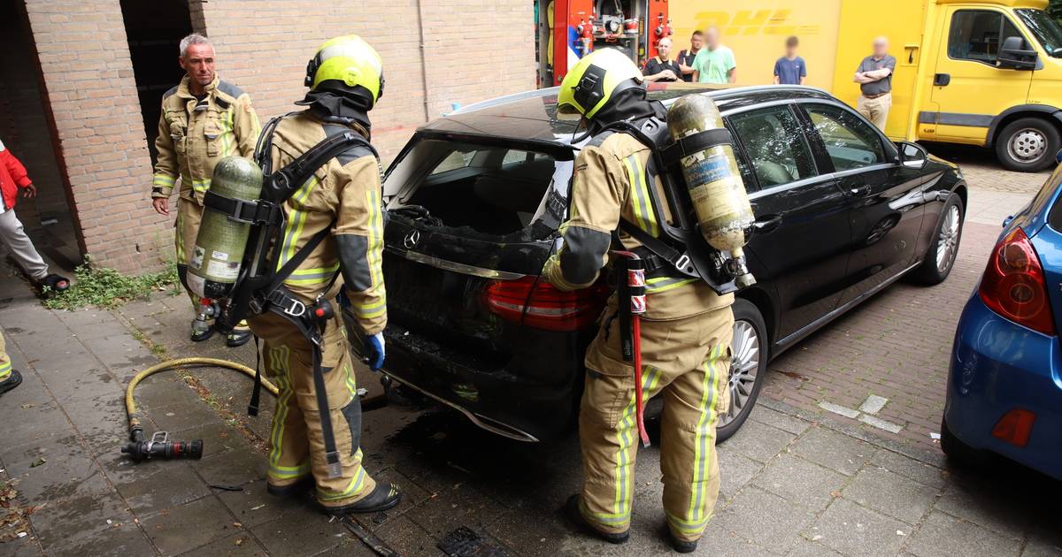 Brand in auto door kortsluiting in achteruitrijcamera Den Haag AD.nl