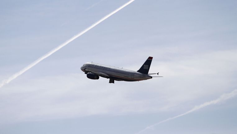 Rook in cockpit; vliegtuig keert om | De Volkskrant