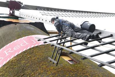 Molen De Korenbloem staat er straks ‘kaal’ bij, restauratie wieken is begonnen