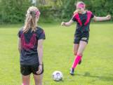 Meiden VV Yerseke spelen in ‘voetbalklederdracht': ‘Zo geven we erfgoed een nieuwe betekenis’
