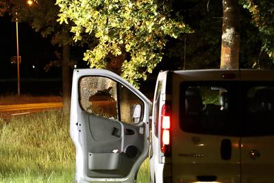 Bijrijder smijt tijdens inhalen stenen door rijdende bestelbus in Denekamp, man in ziekenhuis