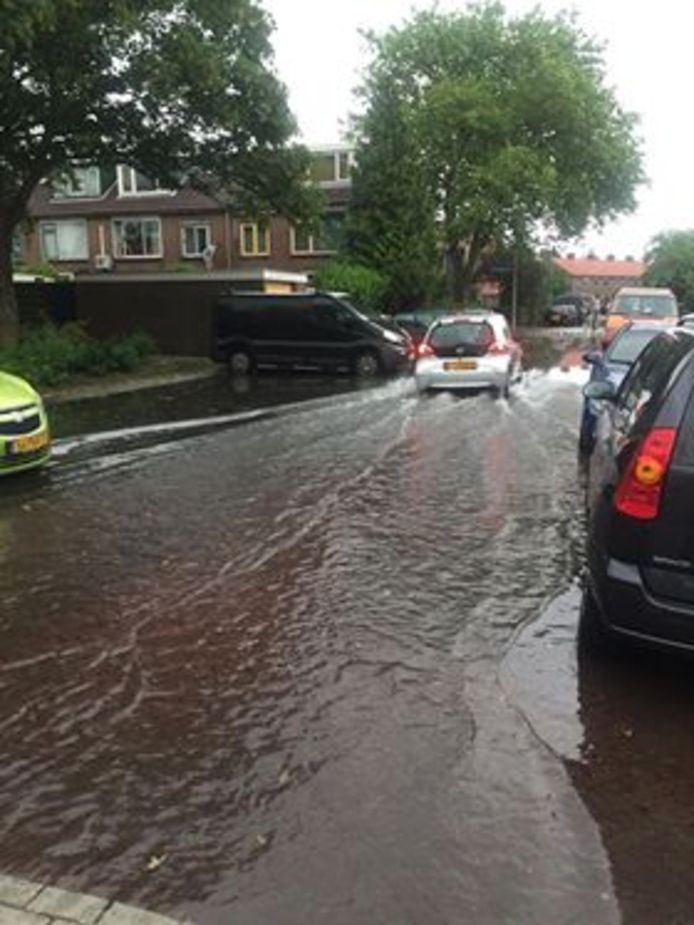 Westlandstraat in Naaldwijk staat onder water.