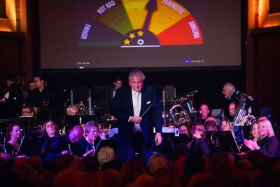 Van polonaise naar podium: oud-prins carnaval zwaait met dirigeerstokje tijdens Klundertse ‘Maestro’