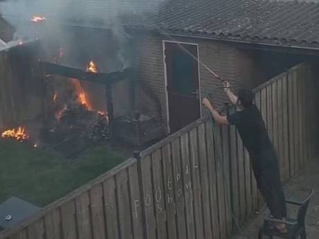 Partytent afgefikt door schuurbrand in Eindhoven, buurman Hasan blust met tuinslang: ‘Dacht eerst aan barbecue’
