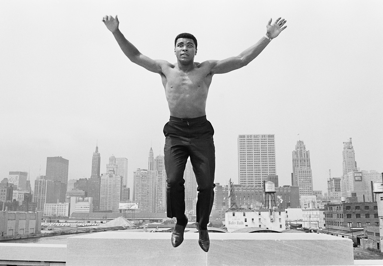Muhammad Ali in Chicago in 1966. Fotograaf Thomas Hoepker: “Dit was helemaal zijn idee. Ik hoefde alleen maar af te drukken.”  Beeld Thomas Hoepker, Magnum Photos, New York
