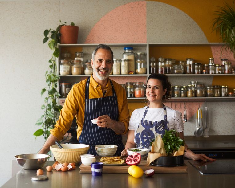Yotam Ottolenghi en Noor Murad: ‘Wij werden erg geraakt door de verhalen van Seppe Nobels, over zijn ervaringen met vluchtelingen. Wat een ongelooflijke passie.’ Beeld Elena Heatherwick