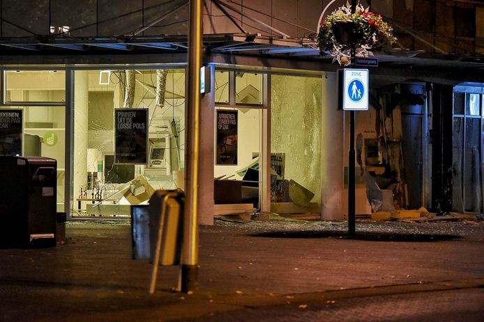 Vermoedelijk zijn er explosieven gebruikt tijdens de plofkraak bij de ABN Amro-vestiging.