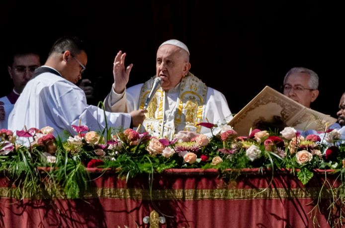 Paus Franciscus tijdens zijn jaarlijkse paasboodschap op het balkon van de Sint-Pietersbasiliek in Vaticaanstad.