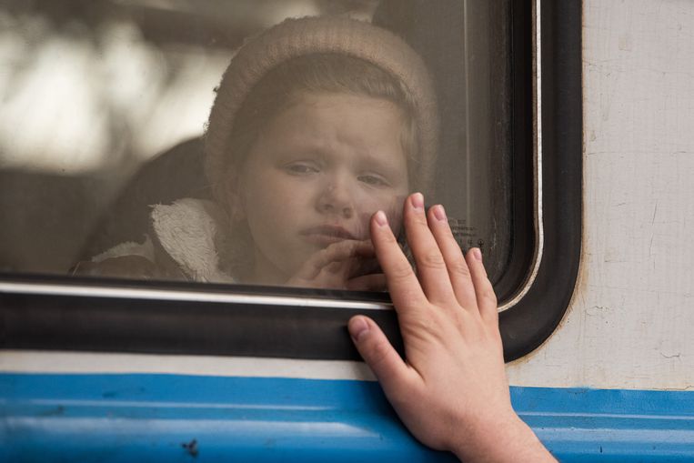 Vader neemt afscheid van zijn dochter op het station van Lviv. Beeld Getty Images