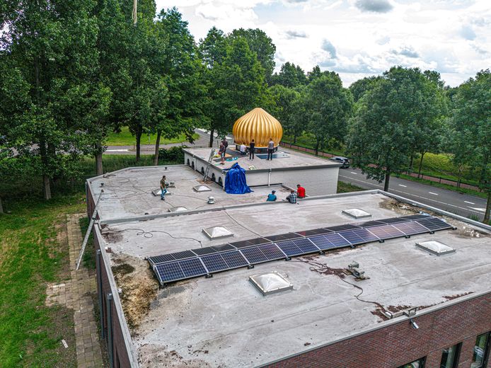 Op het dak van de moskee, waar deze zomer de goudkleurige koepel geplaatst is, staan meerdere luidsprekers waarmee de gebedsoproep verspreid wordt.