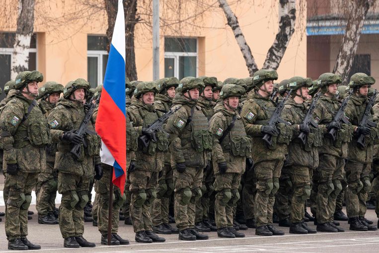 Russische troepen bij de ceremonie ter beëindiging van hun aanwezigheid in Kazachstan.  Beeld AFP