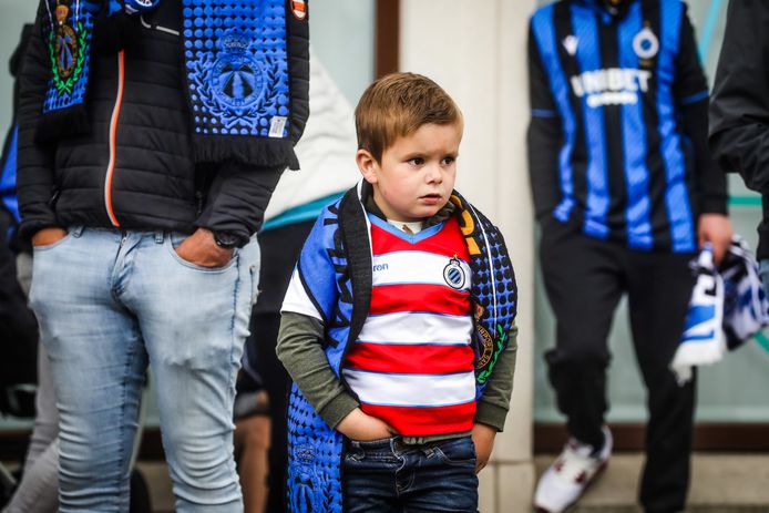 supporters wachten op de spelersbus van Club Brugge op de Platse van St Andries