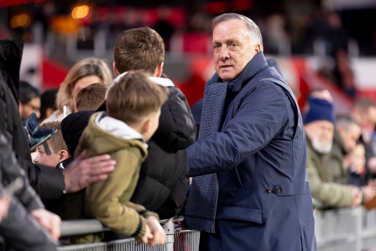ADO-trainer Dick Advocaat gaat voor de bekerwedstrijd tegen PSV op de foto met jonge fans van de thuisclub.  Beeld Pro Shots / Thomas Bakker