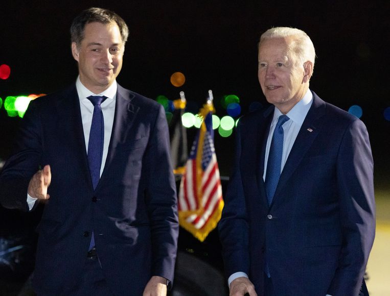 De Amerikaanse president Joe Biden werd gisterenavond welkom geheten door premier Alexander De Croo.  Beeld Photo News