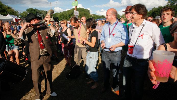 Le Premier ministre Elio Di Rupo, en visite sur le site du festival, à Hotton, lors de l'édition 2012