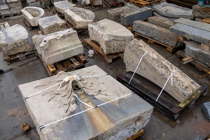 Restauratie van de drakenfontein bij Meesters.