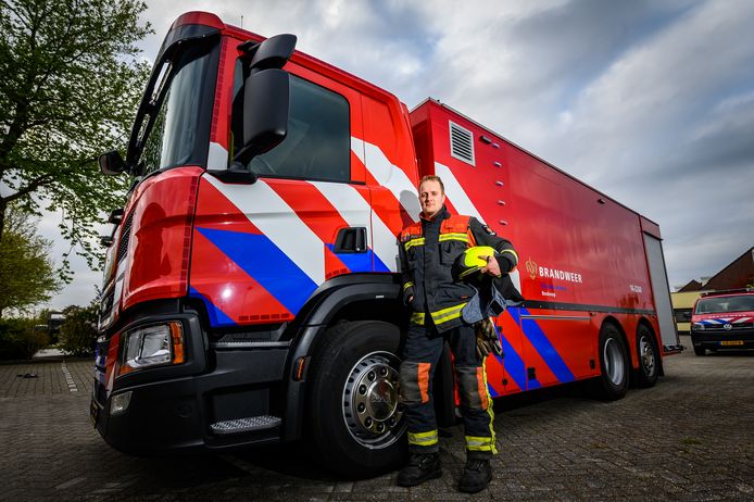 De nieuwe waterwagen van Brandweer Hollands-Midden bij kazerne Boskoop, met de ploegchef Joris Bobeldijk.