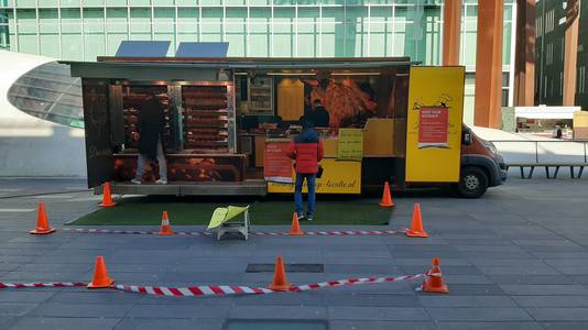 Markt in Eindhoven: weinig kramen en weinig klanten. Voor de kramen zijn wachtplekken gemaakt.
