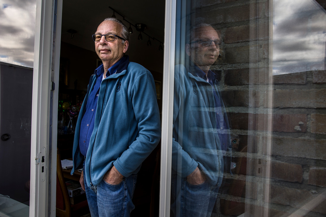 Gerard Sangers (63) uit Middelharnis kwam op latere leeftijd in de bijstand terecht. Hij heeft zijn ervaringen in een boek gevat. Beeld Arie Kievit