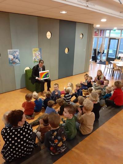 Burgemeester Joost van Oostrum leest ‘Moppereend’ voor in Rekken